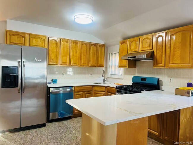 64-48 Cloverdale Blvd in Queens, NY - Building Photo - Building Photo