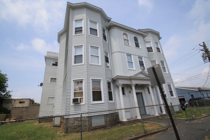 53 Hayes St in Bridgeport, CT - Building Photo