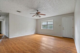 906 N LBJ Dr in San Marcos, TX - Foto de edificio - Building Photo