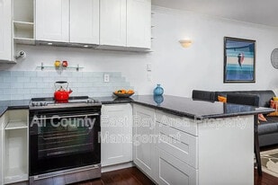 5 Admiral Dr in Emeryville, CA - Building Photo