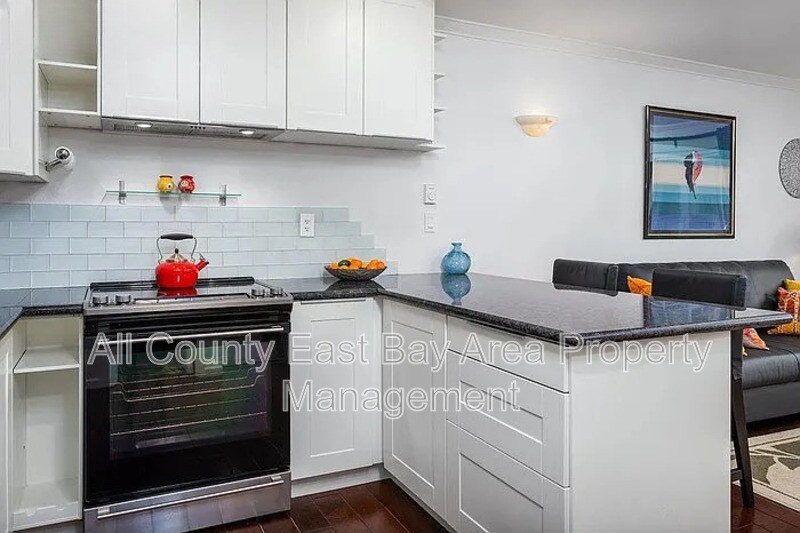 5 Admiral Dr in Emeryville, CA - Building Photo