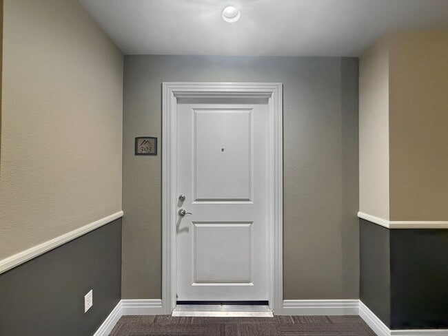 9039 E Panorama Cir in Englewood, CO - Building Photo - Building Photo