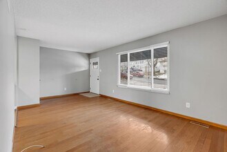 1128 Saratoga Dr in St. Charles, MO - Foto de edificio - Building Photo