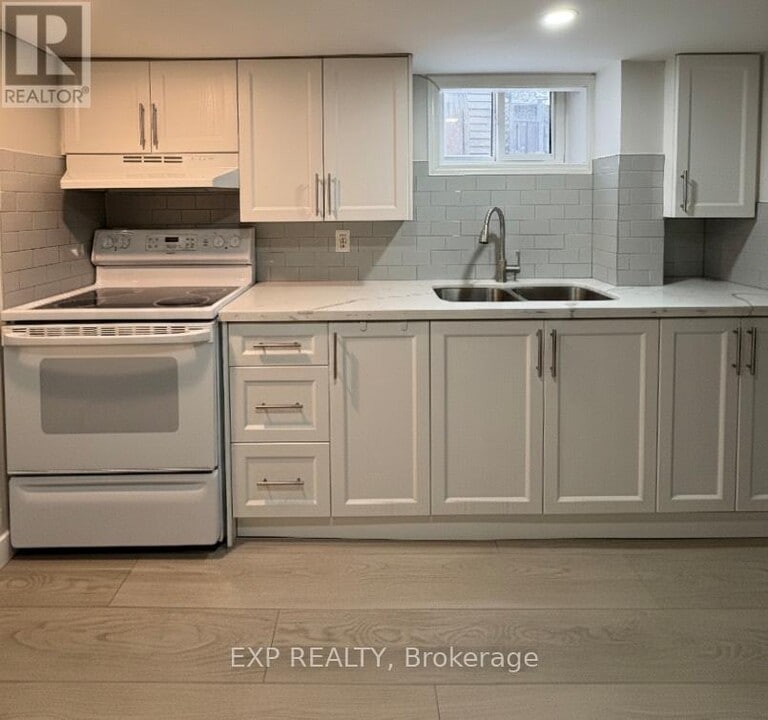 70 Marlin Ct in Newmarket, ON - Building Photo