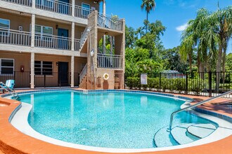 Lakeshore Apartments in St. Petersburg, FL - Building Photo - Building Photo