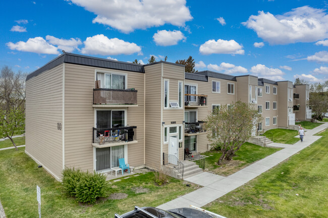 Villlage Green in Calgary, AB - Building Photo - Building Photo