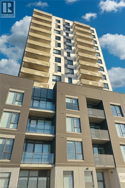 1333 Weber St E in Kitchener, ON - Building Photo