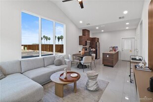 11 E Pike Blvd in Weslaco, TX - Building Photo