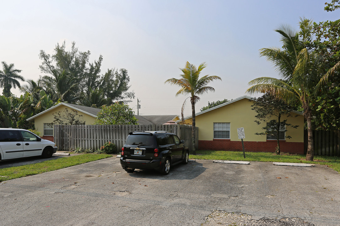 712-716 NE 15th St in Fort Lauderdale, FL - Building Photo