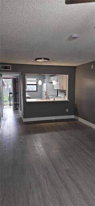 862 NE 209th St in North Miami Beach, FL - Building Photo