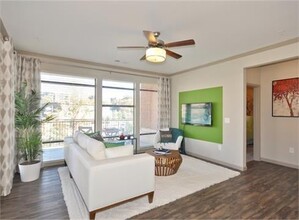 641 North Ave, Unit 13208-11 in Atlanta, GA - Foto de edificio - Building Photo