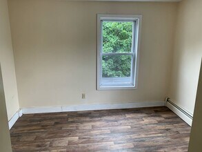6 Dale St, Unit #2 in Sanford, ME - Foto de edificio - Building Photo