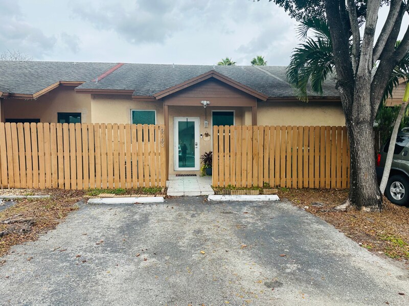 6763 NW 186th Ln in Hialeah, FL - Building Photo