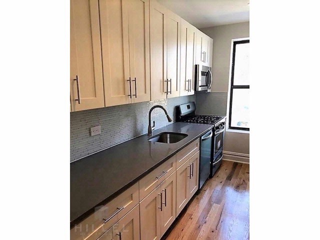 43-10 44th St in Queens, NY - Building Photo