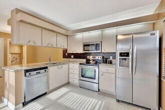 18 Amherst Ct in Royal Palm Beach, FL - Building Photo - Building Photo