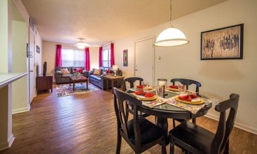 Whitehall Apartments in Tallahassee, FL - Foto de edificio - Building Photo