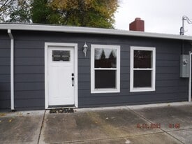 328 Oak St in Phoenix, OR - Building Photo