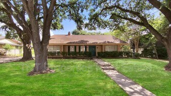 1103 Glade St in College Station, TX - Building Photo