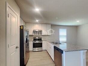 10515 Varmus Dr in Converse, TX - Foto de edificio - Building Photo