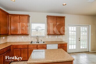 12111 Karnes Way in San Antonio, TX - Foto de edificio - Building Photo