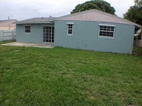 7241 Southgate Blvd in Margate, FL - Building Photo - Building Photo