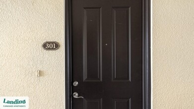 4590 Winkler Ave, Unit 6-305 in Ft. Myers, FL - Foto de edificio - Building Photo