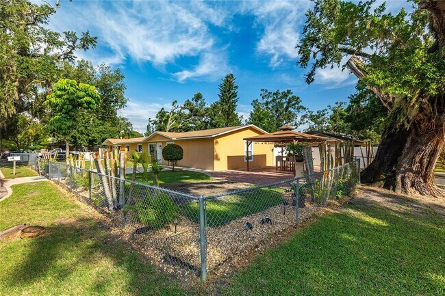 1735 4th Ave E in Bradenton, FL - Building Photo - Building Photo