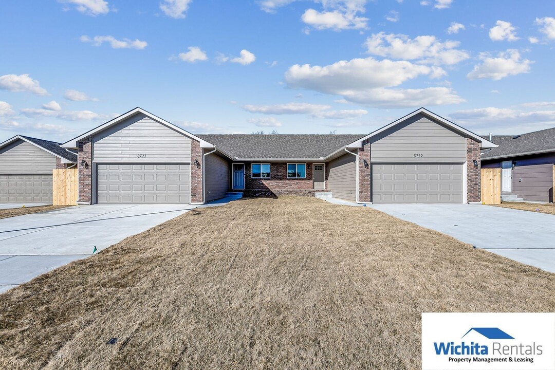 8721 E Chris Ct in Bel Aire, KS - Foto de edificio