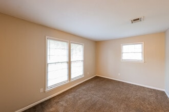 323 N Burbank Dr in Montgomery, AL - Foto de edificio - Building Photo