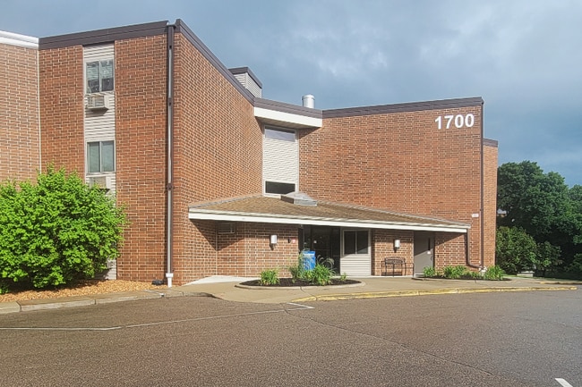 1700 Four Oaks Rd in St. Paul, MN - Building Photo - Building Photo