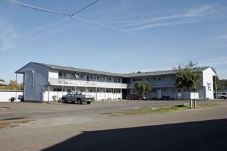 Pioneer Plaza Manor in Molalla, OR - Building Photo - Building Photo