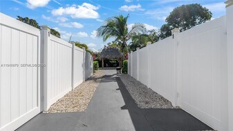 1702 SW 20th St in Fort Lauderdale, FL - Building Photo