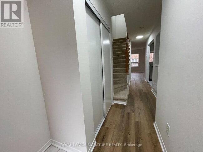 5625 Glen Erin Dr in Mississauga, ON - Building Photo - Building Photo