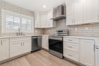 5009 W Neptune Way in Tampa, FL - Building Photo - Building Photo