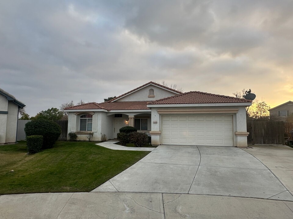 12405 Crystal Cove Ave in Bakersfield, CA - Building Photo