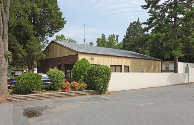 5635 N Tryon St in Charlotte, NC - Building Photo - Building Photo