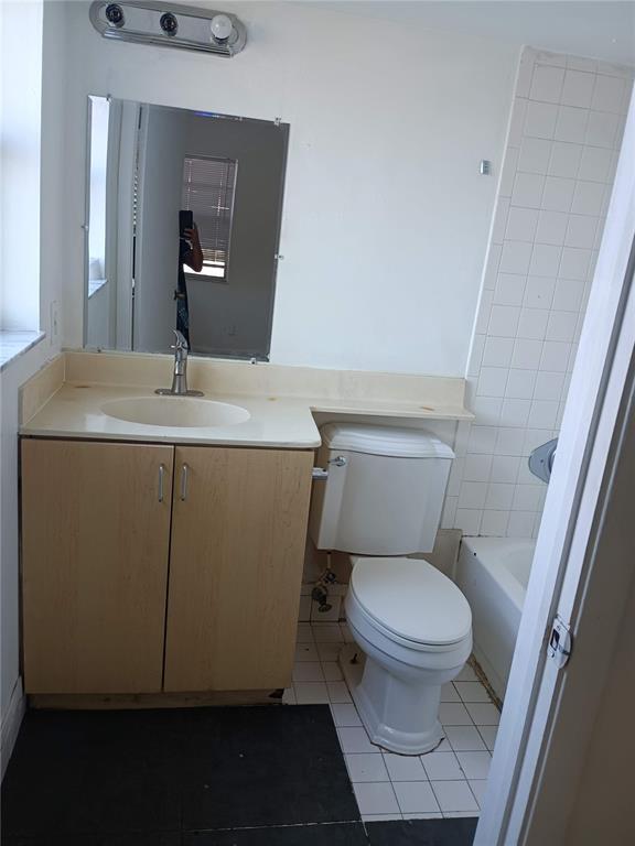 95 NE 41st St, Unit I129 in Oakland Park, FL - Building Photo - Building Photo