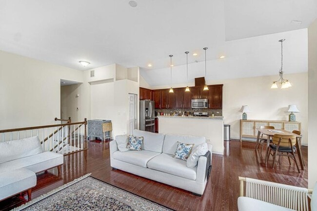 2528 Dunraven Ave