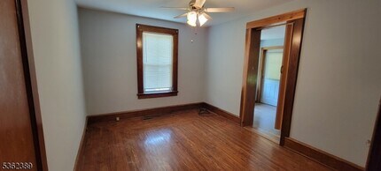 708 NJ-57 in Greenwich Township, NJ - Foto de edificio - Building Photo