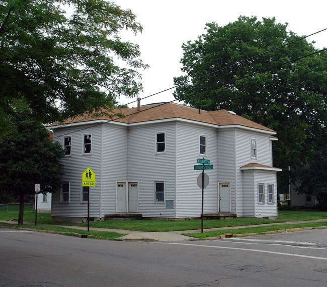 824 S Yellow Springs St in Springfield, OH - Foto de edificio - Building Photo