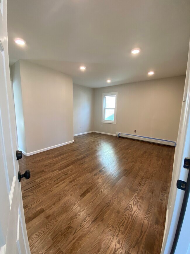 144 Montgomery St in Bloomfield, NJ - Building Photo - Building Photo