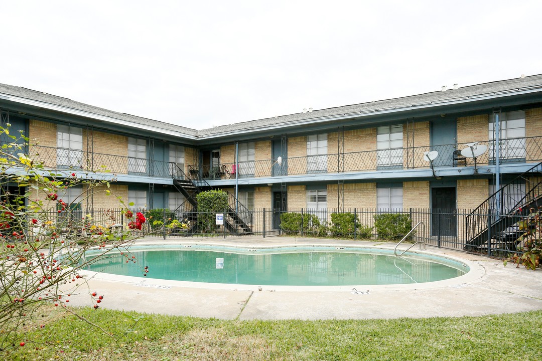 Sierra-wald Apartments in South Houston, TX - Building Photo