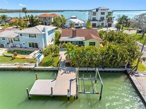 562 Johns Pass Ave in Madeira Beach, FL - Building Photo - Building Photo