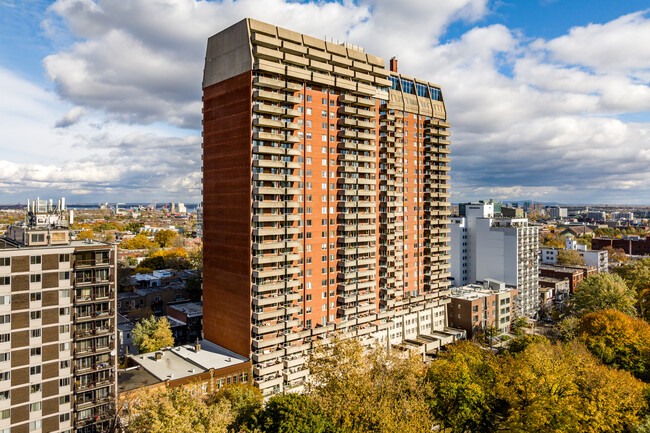 Le Dauphins Sur le Parc in Montréal, QC - Building Photo - Building Photo