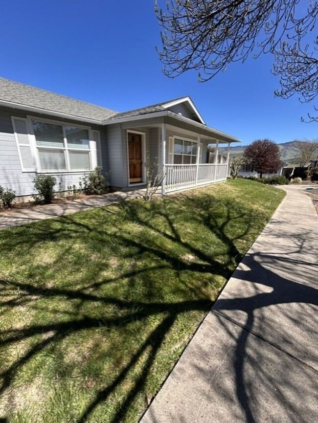 2555 Springhill Dr in Ashland, OR - Building Photo - Building Photo