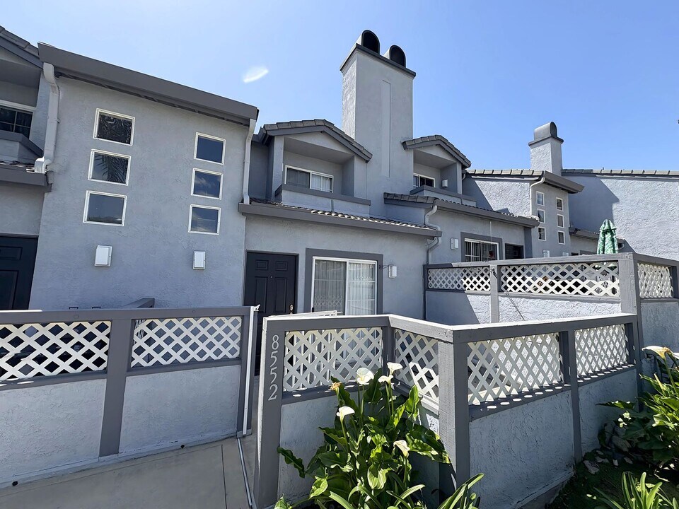 8552 Stoneyhill Dr in Rancho Cucamonga, CA - Building Photo