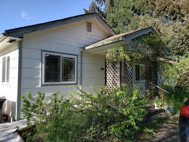 405 NW Lewisburg Ave in Corvallis, OR - Foto de edificio - Building Photo