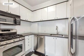 150-156 W 56th St in New York, NY - Building Photo - Building Photo