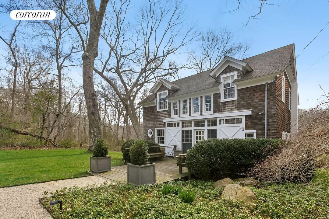 6 South St in Shelter Island Heights, NY - Building Photo