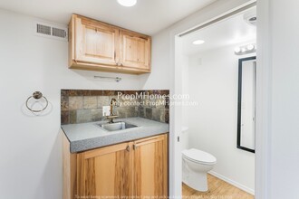 5160 NE Columbia Blvd-Unit -Unit B in Portland, OR - Building Photo - Building Photo